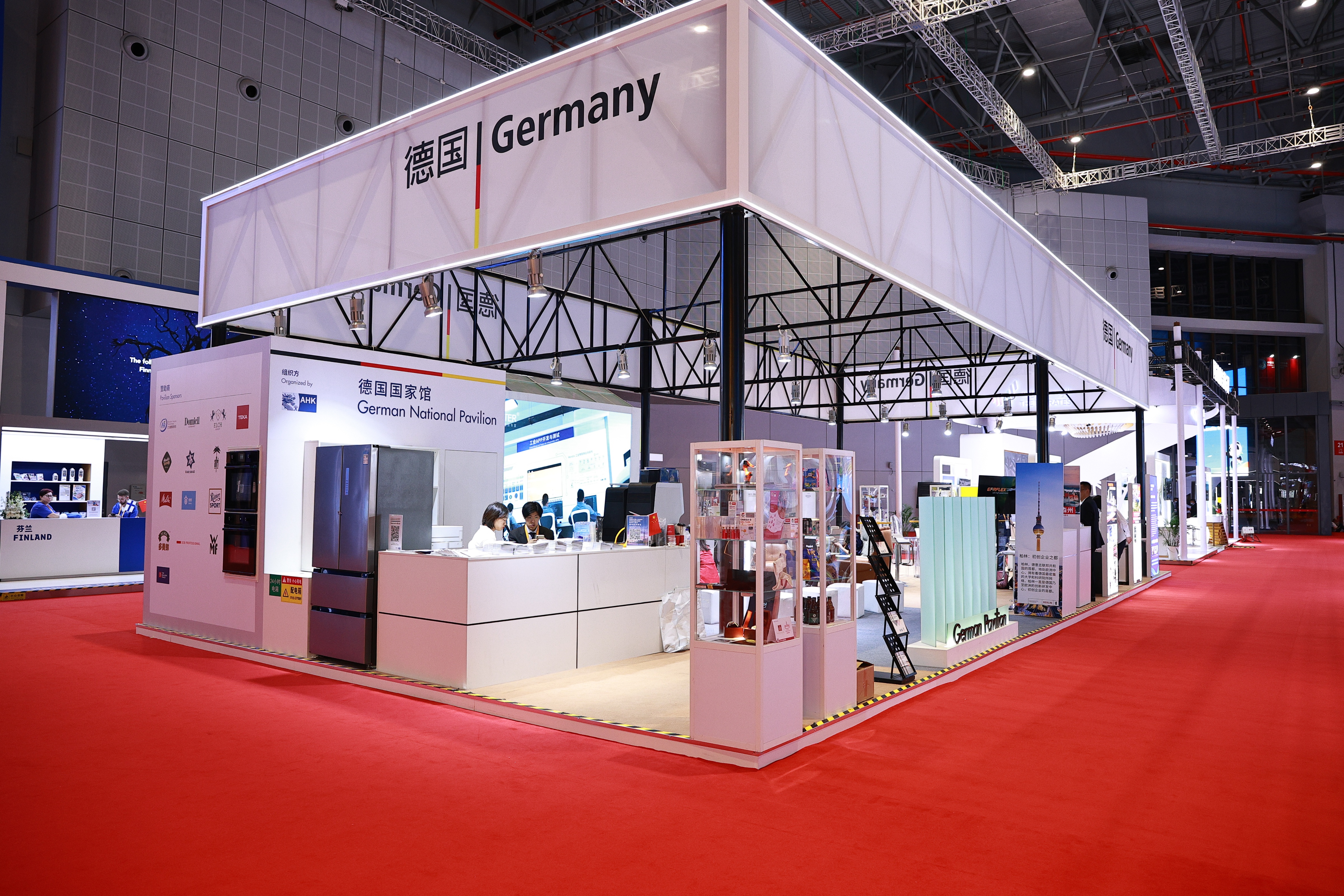 打造沉浸式體驗(yàn)的進(jìn)博會(huì)國家展展位設(shè)計(jì)技巧